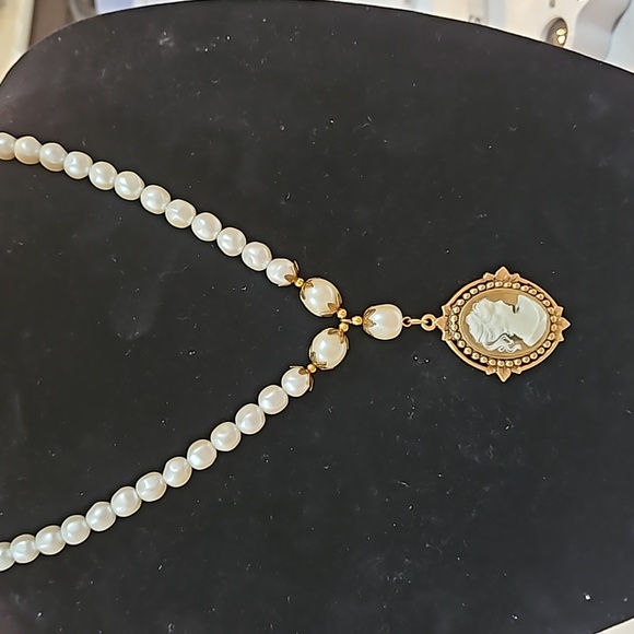Jewelry - Cameo Pearl Necklace Vintage